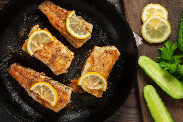 Gebackenes Pangasius Filet in Kräutersoße dazu Kartoffeln und Brokkoli