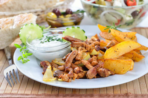 Gyros vom Schwein in Metaxa-Soße dazu Bratkartoffeln und Balkangemüse (Paprika, Mais, grüne Bohne)