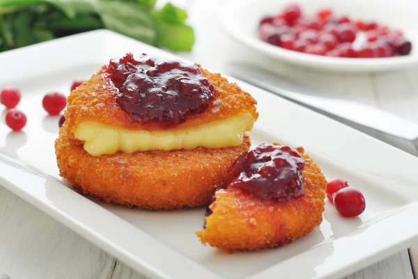 Gebackener Camembert mit Kartoffel-Gurkensalat und Preiselbeeren