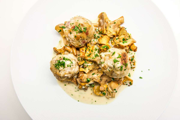 Semmelknödel mit frischen Kräutern in Waldpilzrahm