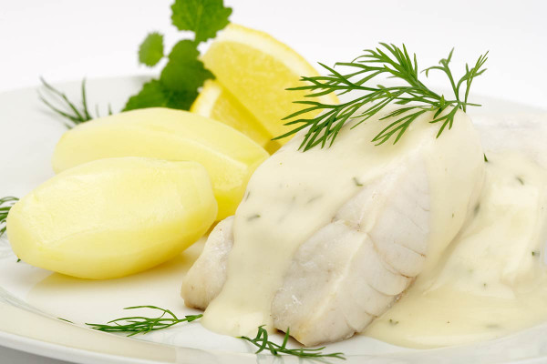 Paniertes Kapseehechtfilet mit Bandnudeln und Rahmgemüse in Hollandaise-Soße