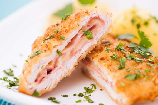 Cordon-Bleu (vom Schwein) mit Käse und Schinken dazu Spätzle in Rahmsoße und Fingermöhrchen