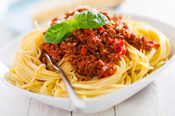 Spaghetti „Bolognese“ (gemischtes Hackfleisch) mit Grana Padano