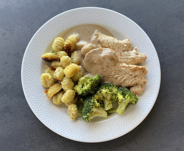 Hähnchenbrust in Salbeisoße dazu Semmelknödel und Kohlrabigemüse