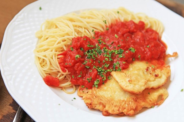Piccata Milanese (von der Pute) mit Spaghetti und Tomatensoße