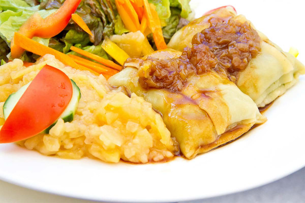 Gerollte Maultaschen (Schweinefleisch) aus der Brühe mit Zwiebelschmelze dazu Kartoffelsalat