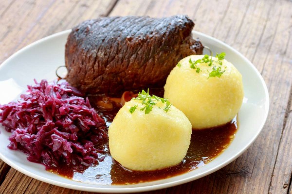 Sauerbraten (vom Rind) in deftiger Bratensoße, Kartoffelklöße und Rotkohl