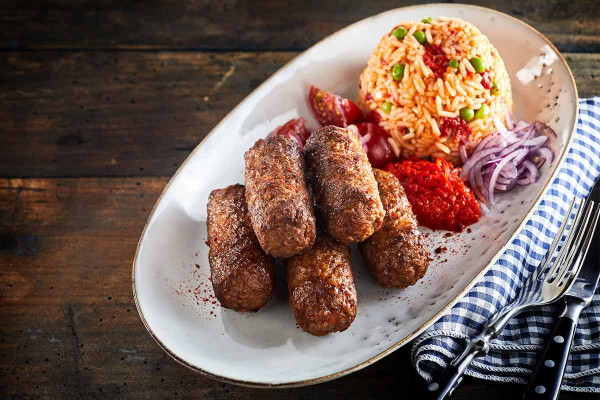 Cevapcici (gem. Hackfleisch) mit Ajvar und Zwiebeln dazu Bratkartoffeln