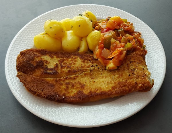 Paniertes Rotbarschfilet dazu Salzkartoffeln und Rahm-Wurzelgemüse