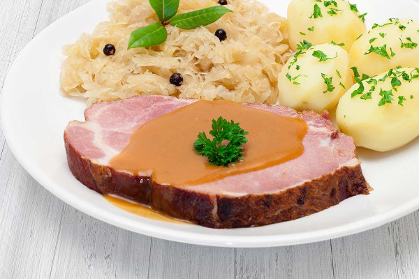 Schäufele (Schweinefleisch) mit Trollingersoße dazu Sauerkraut und Schupfnudeln