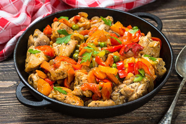 „Schaschlik Topf“ (vom Schweinehals) mit Paprika, Speck, Zwiebeln und Champignons dazu Spiralnudel-