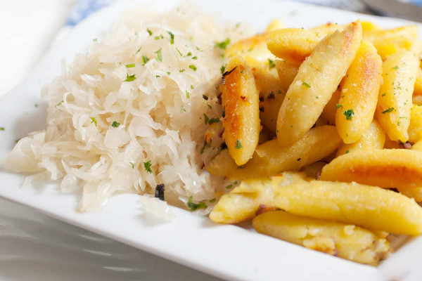 Schupfnudeln mit Sauerkraut dazu Schmand und Schnittlauch
