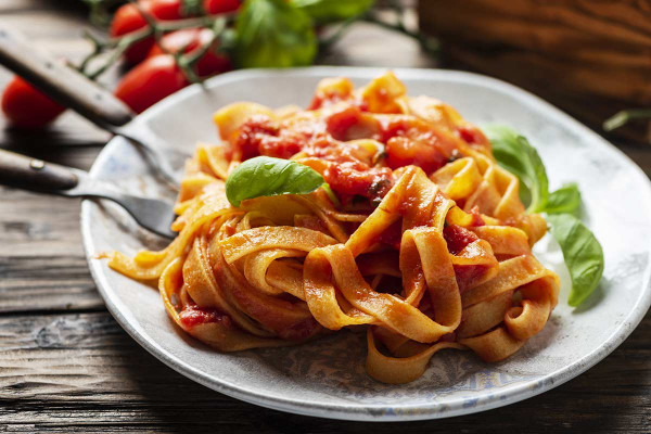 Vollkornpasta mit Tomatenpesto und mediterranem Gemüse (Zucchini, Tomaten, Paprika, Champignons)-Cop
