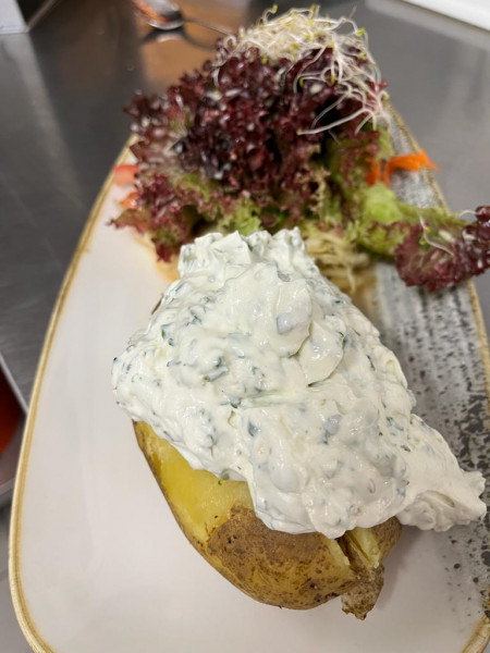 Kartoffeltaschen mit Frischkäse gefüllt dazu buntes Gemüse und Kräuterquark