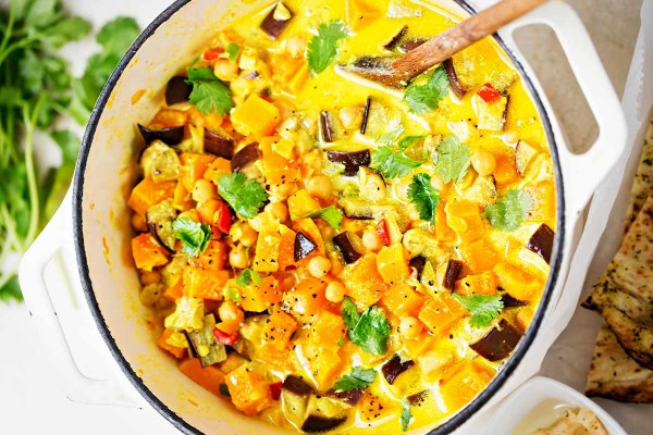 Kichererbsen-Curry mit Süßkartoffeln, Kokosmilch, Karotten, Paprika, Lauch und Spinat dazu Reis