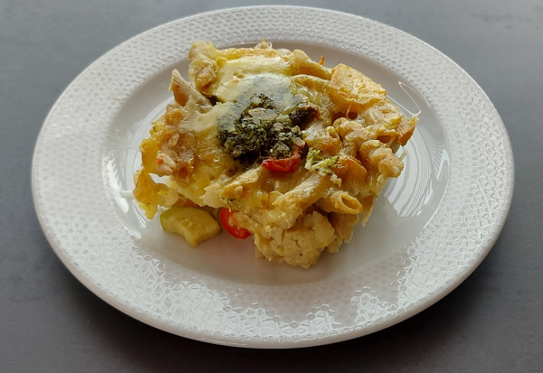 Kartoffelauflauf mit frischem Marktgemüse (Blumenkohl, Brokkoli, Paprika, Champignons)